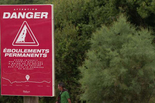 Les risques d'éboulements de la falaise de Bidart sur la côte basque (64) sont permanents, le danger est grand.