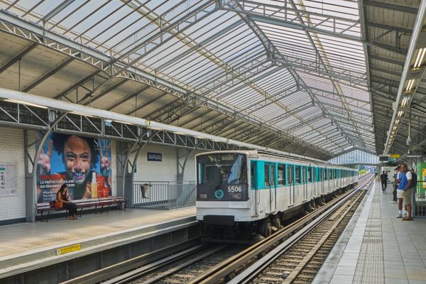 La ligne 6 du métro parisien est fortement perturbée après une panne électrique.