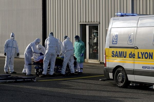 Bron  - Transfert par avion d'un patient Covid hospitalisé à Lyon au départ de l'aéroport Lyon-Bron vers la région Nouvel Aquitaine. archives du 26 Octobre 2020