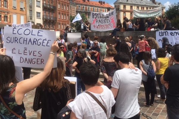 Une centaine de personnes a manifesté devant la préfecture de Haute-Garonne, lundi 4 juin.