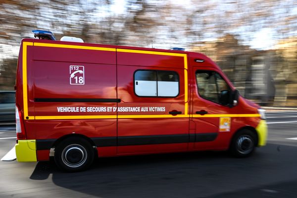 Véhicule de secours des pompiers.