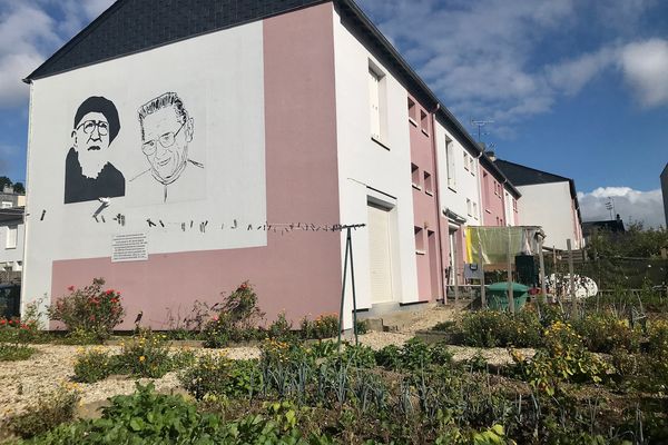 Une fresque en hommage aux deux créateurs de la cité Emmaüs lavalloise.