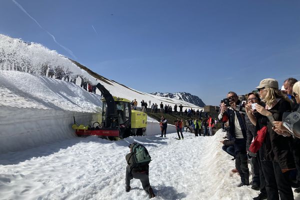 Peu de neige mais beaucoup de monde pour fêter la réouverture printanière du col du petit Saint-Bernard. 200 français et italiens environ cette année. Depuis 30 ans  l'évènement est marqué par une cérémonie : avec une bénédiction d'un prêtre italien, et discours des maires de Séez (Savoie) et de la Thuile (Vallée d'Aoste); le tout sur fond de chansons et d'accordéon