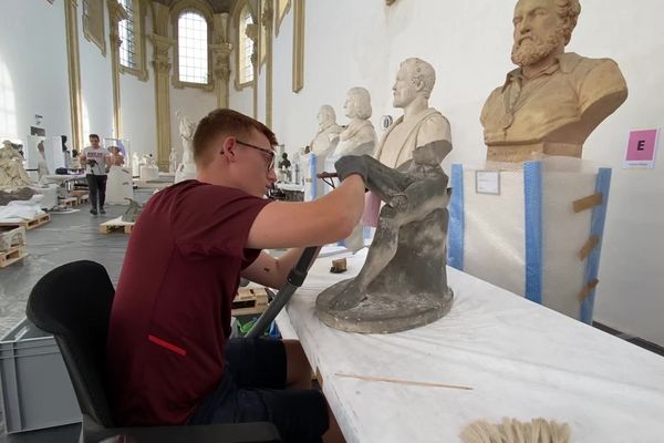 Examen d'une oeuvre lors du récolement du musée de la Chartreuse à Douai.