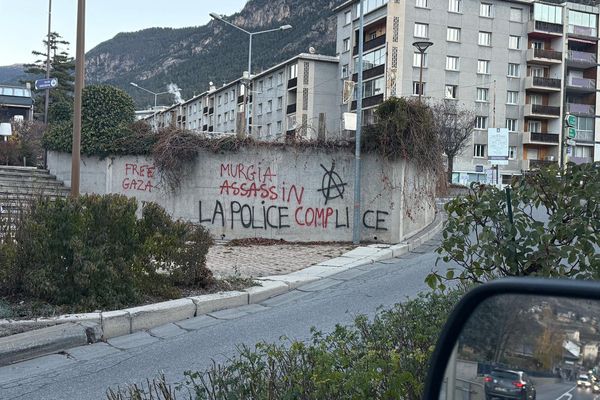 Des tags injurieux ont été découverts ce lundi matin 18 novembre à Briançon, sont visés par ces tags, le maire Arnaud Murgia et la police.