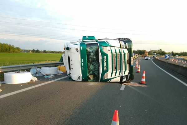 Le camion bloque la RN 7 sur la commune de Toulon-sur-Allier