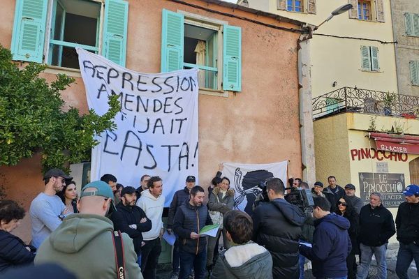 Les militants de Core in Fronte ont accroché des banderoles aux fenêtres de la maison du ministre de la justice, à Centuri.