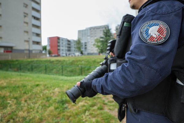 Une CRS et des renforts policiers sont déployés" immédiatement" afin de sécuriser les abords des écoles de Valence