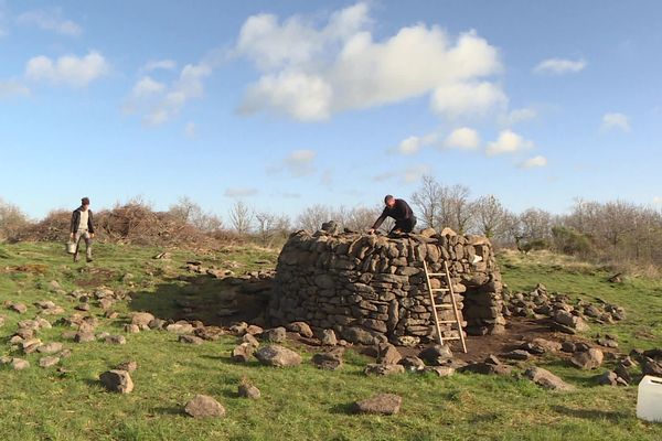 Une cabane en pierres sèches a été reconstruite dans les hauts de Chanturgue, à Clermont-Ferrand, mardi 2 avril 2024.