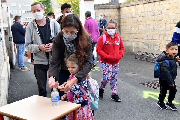 Passage au gel hydroalcoolique à l'entrée d'une école à Caen