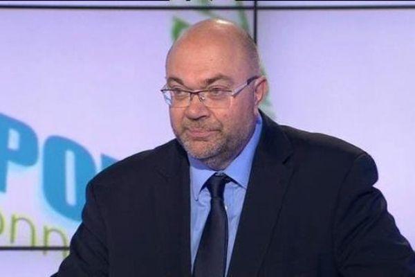 Le député PS de la Manche, Stéphane Travert, co-signe un communiqué du PS répliquant aux affirmations d'Hervé Morin sur les effectifs de fonctionnaires de la future Normandie