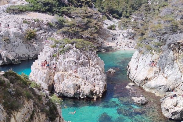 Proche de Marseille, la calanque de Sugiton accueille jusqu'à 2.500 personnes certains jours d'été. 