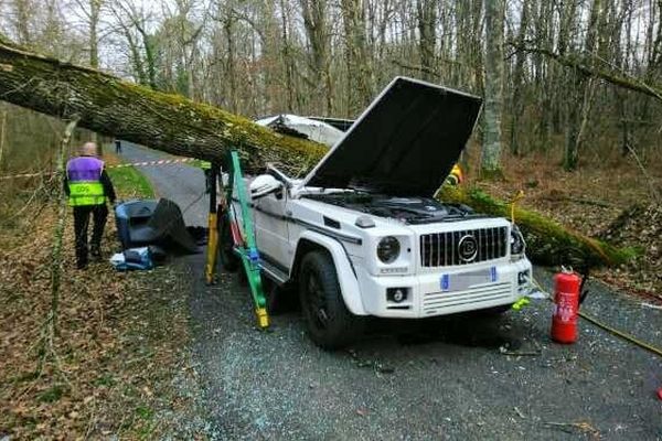Un homme de 76 ans se trouvait dans cette voiture, à Gourdon (Lot) lorsque un arbre est tombé sur le véhicule.