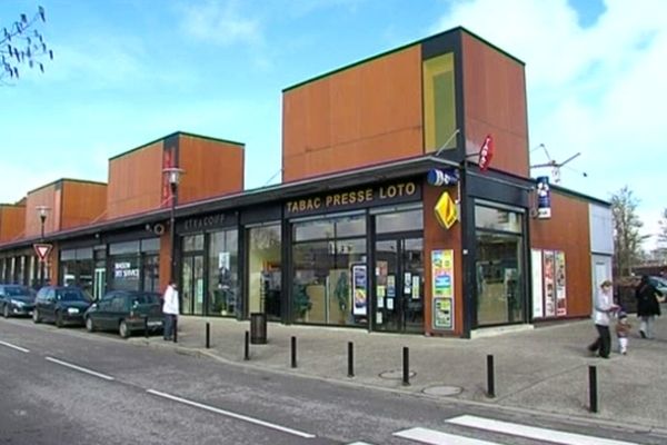 Cinq ans après son inauguration, le centre commercial du quartier de Perseigne est à vendre. Les commerçants sont intéressés.