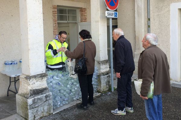 La distribution de bouteilles d'eau se poursuit à Cahors (46). 