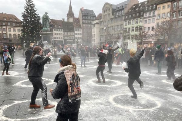 Un peu plus d'une centaine de manifestants ont crié leur colère, place Kléber à Strasbourg ce mardi 15 décembre, après l'annonce du report de la réouverture de salles de spectacle.