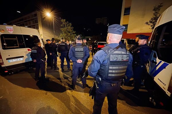 70 CRS ont été déployés dans la nuit du 22 au 23 septembre 2021 dans différents quartiers de Dijon, dont celui de la Fontaine-d'Ouche qui a été la proie à des faits de violence les jours précédents.