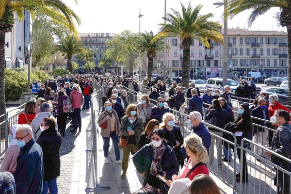 A Nice, au centre de vaccination du Palais des Expositions, des personnes de tous âges font la queue.