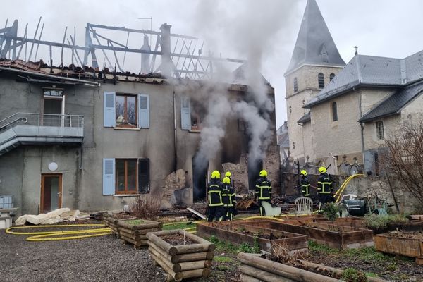 L'incendie qui a dévasté la mairie du Sappey-en-Chartreuse (Isère) le 26 mars n'était pas encore maîtrisé par les pompiers en milieu de matinée.