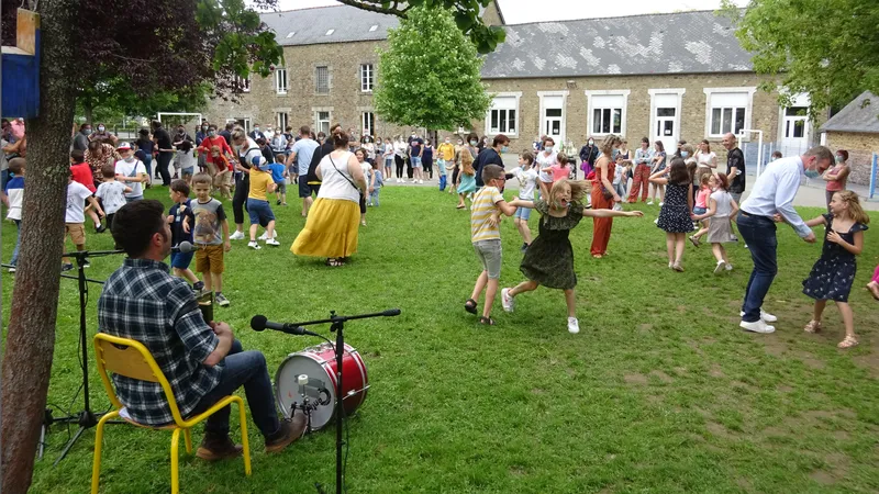 Animation d'un bal gallo pour des enfants à l'école du Pertre.