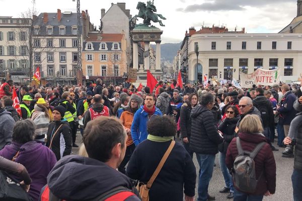 Vendredi 24 janvier, à Clermont-Ferrand, la CGT a annoncé 10 000 participants contre 4 400 selon la préfecture.