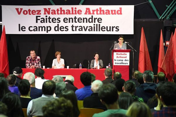 Nathalie Arthaud devant près de 300 sympathisants lors du meeting à Rennes  ce jeudis 23 mars.