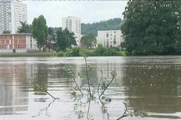 Le niveau de l'eau est extrêmement haut à Elbeuf (Seine-Maritime)