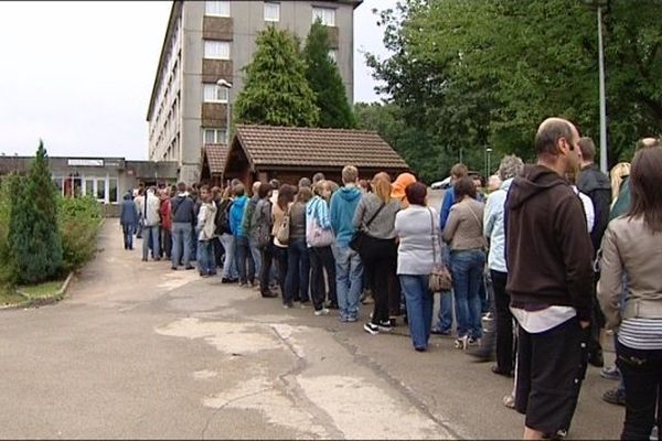 Une file interminable devant le CROUS, l'organisme chargé du logement étudiant.