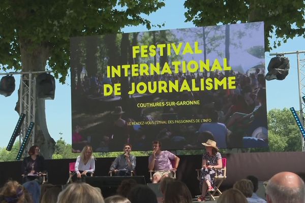 Sur les bords de la Garonne, le festival international de journalisme organisé par le groupe le Monde bat son plein à Couthures.