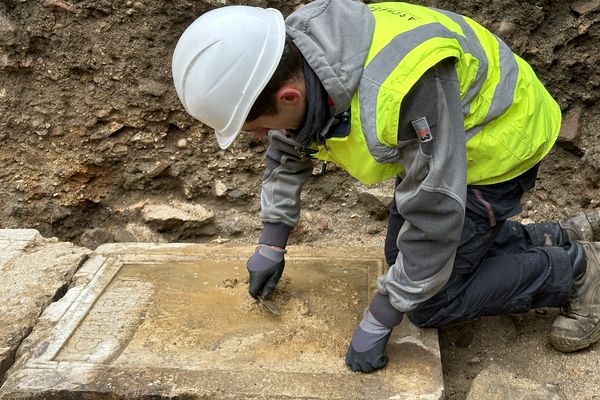 Une fontaine érigée à la fin du Ier siècle a été découverte à Vienne (Isère) lors de travaux dans le jardin archéologique de Cybèle.