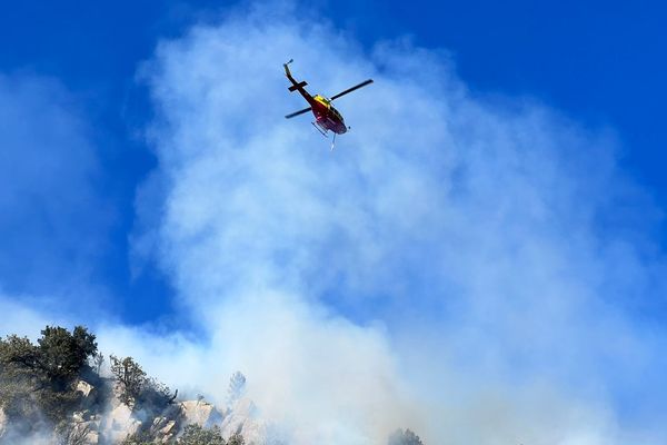 Des hélicoptères bombardiers d'eau sont intervenus en cette fin d'après-midi du 31 juillet pour apporter tenter de limiter la propagation des flammes au plus tôt.