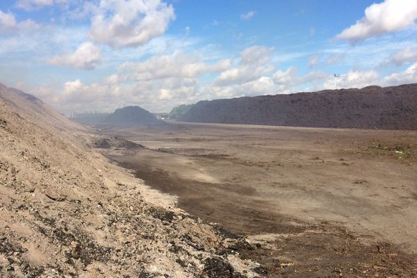 Encore quelques fumées grises s'élèvent du tas de compost de la déchetterie près de Cissé (86)