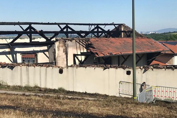 400 m2 et une grande partie de la toiture ont été détruits par les flammes. 