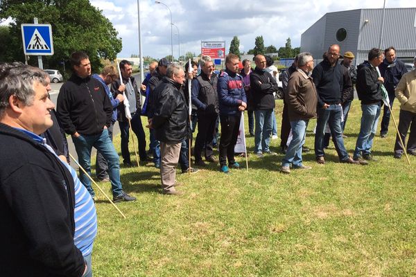 Les agriculteurs mobilisés pour bloquer l'usine Sodiaal de Saint-Agathon pour demander une hausse du prix du lait. 