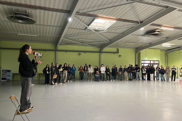 Une centaine de jeunes se sont rejoints à la maison des syndicats à Reims aux alentours de 18 heures ce mercredi 12 juin.