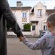 Un enfant de neuf ans a été placé par un juge chez un "tiers digne de confiance", un voisin condamné en 2008 pour viol sur mineur de moins de quinze ans. Photo d'illustration.