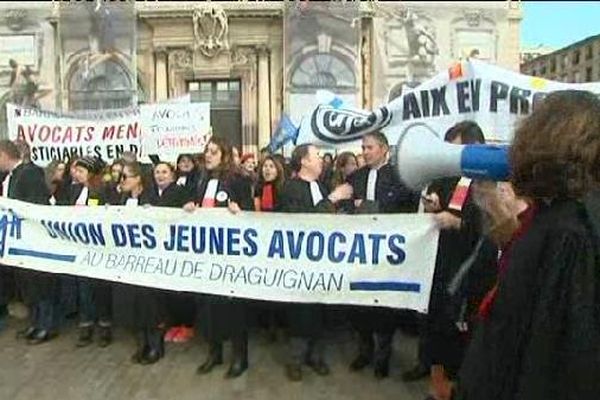 Les avocats se sont rassemblés devant l'hôtel de ville de Marseille