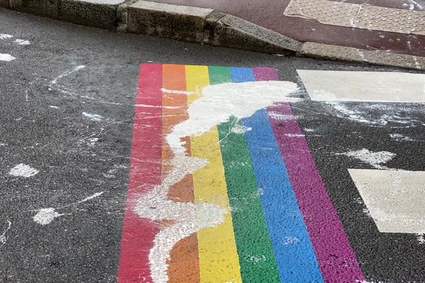 Certains des passages piétons arc-en-ciel de Limoges avaient été dégradés dans l nuit avec de la peinture blanche, avant leur inauguration.