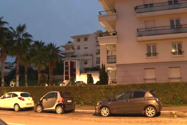 Le corps d'une femme a été découvert dans cette résidence, son compagnon a été placé en garde à vue pour homicide volontaire, lundi 26 février 2024, Cagnes-sur-Mer.