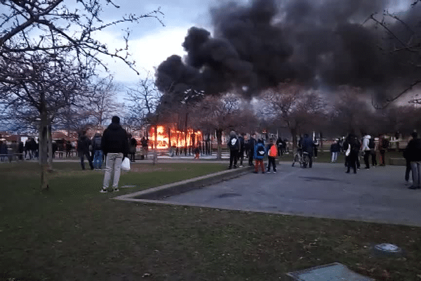 L'incendie s'est déclaré vers 7h30 jeudi matin. Beaucoup de badauds, mais peu de passagers. Le conducteur a "parfaitement réagi" dixit Keolis, l'exploitant du réseau de transport.