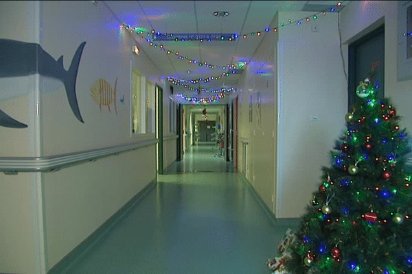 Un Noël à l'hôpital, rien de plus triste pour les enfants...sauf quand le Père Noël passe ! Comme à l'hôpital de Guéret ce dimanche 25 décembre au matin.