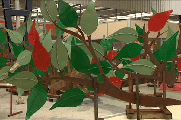 Les premières années du CAP sérigraphie du lycée Paul Cornu de Lisieux doivent inscrire sur les feuilles d'acier le témoignage de vétérans. 