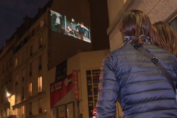 Le soir du vendredi 24 avril, une trentaine de voisins étaient présents dans la rue devant le cinéma pour soutenir l’initiative, en bravant le confinement.