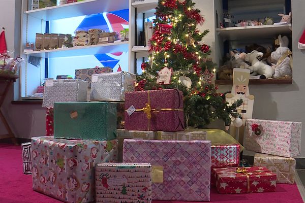 L'association Les Dons de l'Espoir, en lien avec l'office de tourisme de Forges-les-Eaux, va distribuer des boîtes de Noël aux plus démunis.