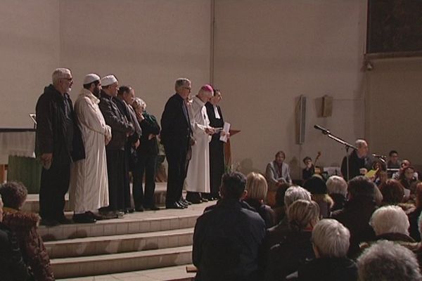 Rassemblement inter religieux organisé à Orléans le 15 jenvier 2015 en hommage aux victimes des attentats.  personnes 