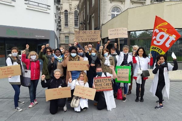 Les salariés de la Clinique du Parc manifestent aujourd’hui devant la gare de Nantes. Ils espèrent être entendus de leur dirigeants.