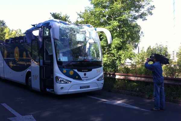 Tout le toit de l'autocar a été arraché