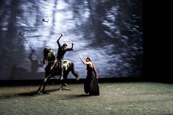 Avec leurs sublimes étalons, le célèbre couple d’artistes circassiens Camille et Manolo raconte un monde merveilleux de chevaux et d’hommes.