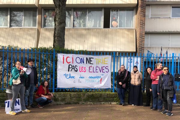 Des parents d'élèves du collège Henri-Wallon manifestent, devant l'établissement, leur opposition à l'instauration de groupes de niveaux.
