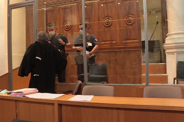 Le suspect comparait devant la cour d'assises de Nîmes pour trois affaires de viols et agressions sexuelles dans le Gard